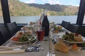 Aux repas, les français boivent du vin rouge ou de l'eau. Croisiere Repas Ecologique