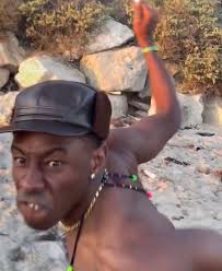 i don't like the weeknd” me: