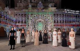 Σχεδόν όλα είναι, πλέον, έτοιμα για την επίδειξη μόδας που θα παρουσιάσει απόψε το βράδυ στις 9 ο οίκος υψηλής ραπτικής dior στο καλλιμάρμαρο. Dior Sto Kallimarmaro To Ntefile Kai Sthn Akropolh H Fwtografish Gia Th Nea Syllogh Toy Oikoy Monopoli Gr