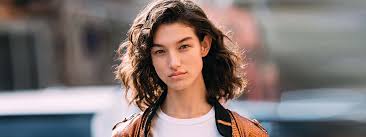 Trauen sie sich zu einem völlig neuen look und starten sie die. So Einfach Stylen Sie Bei Glattem Haar Locken Fur Jeden Tag