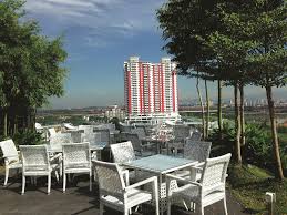Rooftop garden, restaurants and bars @ one city sky park 10th floor. Enjoying Outdoor Freshness Indoors Edgeprop My