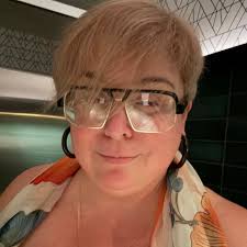 There's no one-size-fits-all. Gotta find the kind of meditation that works  for you. You can try silence, music, or guided meditations. You can do a  walking meditation, sitting, lying down, or even