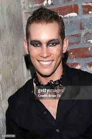 Singer Jason Antone arrives at Open Artists With Open Arms... News Photo