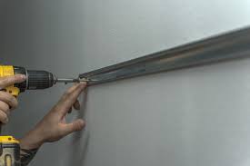 Die kleider hängen an der wand; Kommode Aufhangen Diese Moglichkeiten Haben Sie