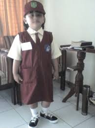 Ayah bunda, kegiatan mewarnai gambar bersama anak merupakan aktifitas yang menyenangkan, ya. Parenting Si Kecil Pakai Seragam Sekolah