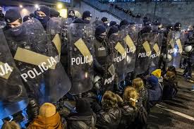 Ganz polen mobilisiert sich, nicht nur in warschau, sagte klementyna suchanow, eine weitere organisatorin der proteste. Protests As Poland Adopts Near Total Ban On Abortion