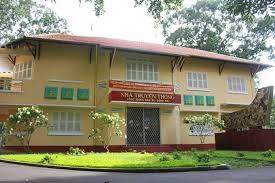 Tòa hành chánh Long Khánh được xây dựng theo kiến trúc pháp (ảnh), trước  ngày giải phóng, đây là trụ sở làm việc của ngụy quyền tỉnh Long Khánh. Nơi  đây, đánh