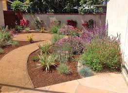 It's also an accessible project for diy enthusiasts. Decomposed Granite Dg Drought Tolerant Landscape Klassisch Garten Los Angeles Von Flores Artscape Houzz