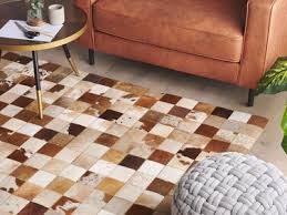 Design in weiß und braun. Teppich Kuhfell Braun Weiss 160 X 230 Cm Patchwork Kurzflor Camili Beliani De