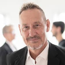 Är det inte väldigt mycket negativa nyheter i mediaflödet? Krig och oro  överallt. Jag tror ju att det mest handlar om så kallade klick-baits, enda  sättet att få uppmärksamhet är att vara