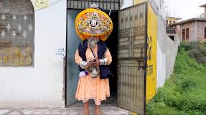 Some of the turban styles of sikhs. Watch Vogue Diaries How To Tie A 200 Pound Turban Sikh Style Vogue Video Cne Vogue Com Vogue