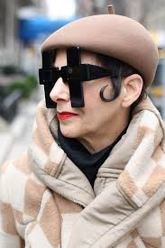 Những bà già thời trang son đỏ má hồng