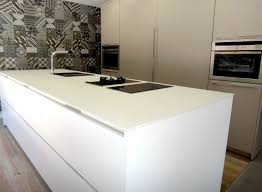En santos llevan casi un siglo observando como evoluciona la forma de vivir y de trabajar en la cocina para poder determinar sus diseños, ya. Cocina Santos Modelo Intra En Color Blanco Nieve Con Encimera De Neolith 1cm Formato De Isla De 304x108 Sin Ju Diseno De Cocina Diseno Cocinas Modernas Cocinas