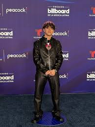 😎 ¡Esa es la actitud, Xavi! Desde México para la alfombra de  #PremiosBillboard2025 este chico llega robando corazones. ❤️