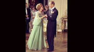 Elizabeth'in kocası prens philip'in ölüm senaryosuna göre, ölümünün ardından ülkede 8 gün boyunca ulusal yas ilan edilecek olup, buckingham saray'ı hariç tüm bayraklar yarıya indirilecek. Edinburgh Duku Prens Philip Mountbatten In Hayati