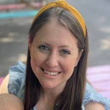 Andrea Bray's Instagram, Twitter & Facebook