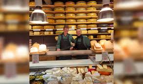 Wim Fris draagt het stokje over aan Mike Sturm