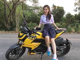 ในภาพอาจจะม 1 คน กำล งน ง รถมอเตอร ไซค สถานท กลางแจ ง และธรรมชาต