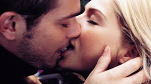 O que significa sonhar com beijo na boca? De amigo, do chefe e mais! -  Sonhos com