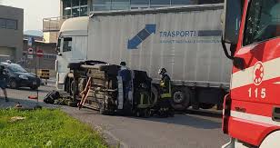 Proprio gli amici del bar sono gli ultimi ad averlo visto ieri sera, prima del drammatico schianto in cui bino, così davide era chiamato dagli amici e dai conoscenti, si è era diretto a capriolo, paese poco. Auto Ribaltata Grave Incidente A Capriolo Prima Brescia