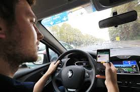 L'usage du téléphone ou du kits mains libres est passible d'un retrait de 3 points et d'une amende forfaitaire de 135 euros. Telephone Au Volant Le Permis De Conduire Automatiquement Confisque En Cas D Infraction Double Le Parisien