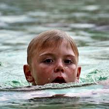Sechsjähriger Bovender Samuel Schnedler legt goldenes Schwimmabzeichen ab  DLRG ist besorgt über immer mehr Nichtschwimmer