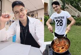 Sewaktu kami nonton tv malam itu, saat mba lisa tidak melihat, aku mengedipkan mata ke mama sebagai kode nanti malam aku kepingin, mamapun balas mengedip dan tersenyum. Sejak Kecil Rajin Ke Dapur Aksi Masak Campak Campak Sambil Tersenyum Bikin Hati Cair Wow Jejaka Awet Muda Terima Banyak Mesej Cari Jodoh Viral Mstar