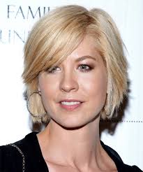 From an asymmetrical side parting, the hair is smoothly styled down to the lightly textured tips. 14 Jenna Elfman Hairstyles Hair Cuts And Colors