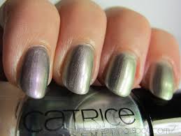 Apply now on all nails the essence base sealer better than gel nails let it dry and then put the essence top high gloss sealer essence better than gel nails you will get this effect: Ausprobiert Catrice Iron Mermaiden I Need Sunshine