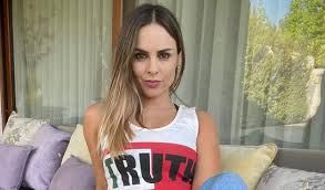 Mira mis 103 fotos aquí!! Identicas Maura Rivera Subio Veraniega Postal Y Fue Comparada Con Gala Caldirola