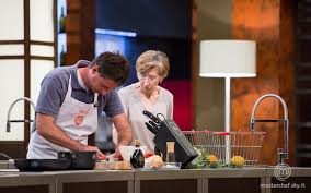 Eppure paolo non lascia la cucina senza polemiche, come quella farina birichina all'invention test. Masterchef Italia La Guerra Del Tacchino E Il Sesso Con Frida Kahlo Se Telecomando