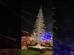 Vineri 16 noiembrie 2018, piata mare din sibiul a fost luminata de mii de beculete. Bradul De Targul De Craciun Sibiu 2018 Youtube
