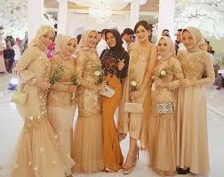 Kebaya tersebut terlihat dihiasi aksesori berupa bros bernuansa. Gamis Gold Mewah Gambar Islami