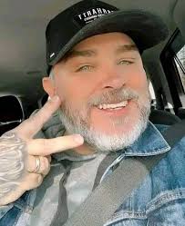 Best ways to hand feed hummingbirds