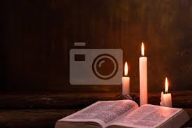 Biblia E Vela Em Uma Antiga Mesa De Madeira De Carvalho Belo Cartazes Para A Parede Posters Ascetico Conhecimento Jesus Cristo Myloview Com Br