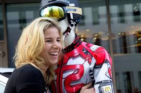 Her grandfather was a world cup hockey champion and her mother was a figure skater. Z Ester Ledecke Se Stala Superhrdinka Komiksovy Kostym Ji Navrhl Bratr Jonas Aktualne Cz