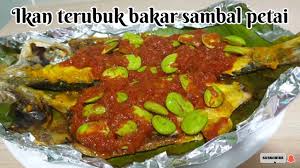 Campur ikan dengan bumbu halus. Resepi Ikan Terubuk Bakar Sambal Petai Yang Mengiurkan Youtube