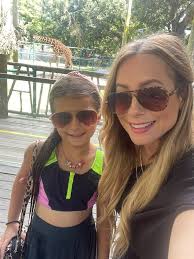 Family day at the zoo🐒🦍🦁 much needed rest!