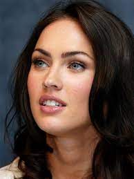 The actress usually keeps things sultry on the red carpet. Pin On Smile