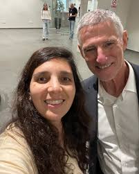 טוב החולצות והכובעים של דמוקרטיה בגאווה היו סנסציה ברמה שאפילו הכובע שהיה  לי על הראש חולק לאמא נחושה במיוחד לבת שלה מה שגרם לשיער שלי להיראות כמו  פיתה בתמונות בהן אני ללא