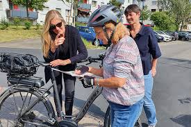 Ob Kandidatin Veronika Kienzle Tourt Durch Weilimdorf Stuttgart Weilimdorf