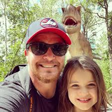 Out for an adventure and some screechy a$$hole photobombs a picture of a  dad and his girl…the nerve