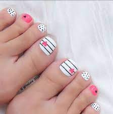 Pintar tus uñas con esmaltes de diferentes colores es ideal para que puedas disfrutar de lindos y perfectos diseños en un momento determinado. Decoraciones Para Unas De Pies Faciles Decoracion De Unas