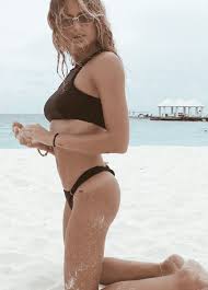 Cristina kirchner fue la primera mujer argentina elegida para el cargo de presidenta y la segunda en ejercerlo. Cristina Marino In Bikini Al Mare Fisico Da 10 E Lode Foto