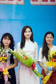 Đây cũng chính là bộ trang phục mà họ đã trình diễn trong đêm. Ä'áº·ng Thu Tháº£o Diá»‡n Ao Dai Tráº¯ng Vá» ThÄƒm Que Tin Tá»©c Miá»n Tay