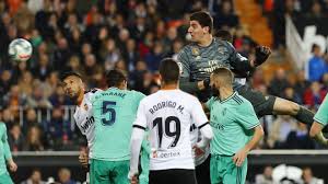 Thibaut nicolas marc courtois is a belgian professional footballer who plays as a goalkeeper for spanish club real madrid and the belgium na. Valencia Vs Real Madrid Courtois I M Two Metres Tall And Opponents Get Nervous When I Go Up For Corners Marca In English