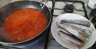 Istruzioni evaporato il vino unisco la polpa di pomodoro, le olive e le foglie di basilico. Merluzzetti Al Pomodoro Amici In Cucina