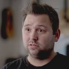 Mand skød kone foran hele familien