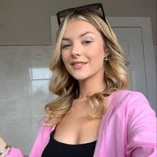 Molly Goss's Instagram, Twitter & Facebook