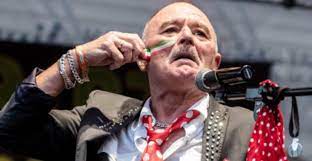 Feró nagy (ferenc nagy) was born on 14 january, 1946 in letenye, hungary, is a hungarian singer. Ezeket Merkel Kuldte Nagyon Melegek A Csavok Botranyos Koncertet Tartott A Kossuth Dijas Nagy Fero Kovagoorson Video Nyugati Feny